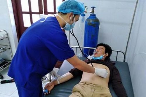 Quân y Đảo Song Tử Tây cấp cứu ngư dân bị giảm áp do lặn biển