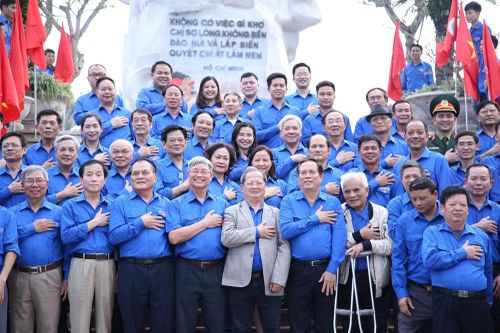 Gặp mặt các thế hệ tham gia Công trường TNCS Nhà máy Thủy điện Hòa Bình