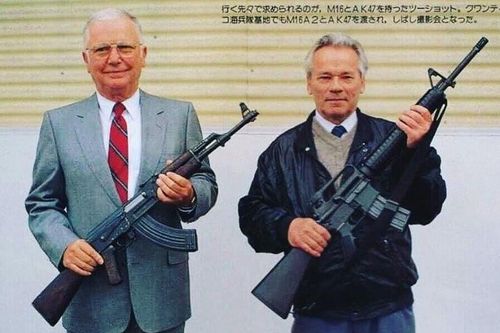 Cuộc gặp gỡ đầy duyên nợ giữa cha đẻ AK-47 và cha đẻ M-16