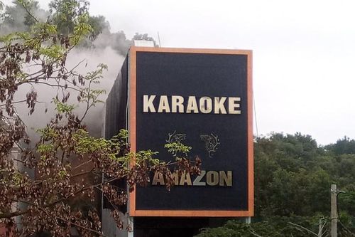 Cháy quán hát karaoke, khói bốc cao hàng trăm mét