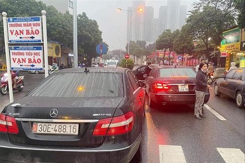 Vụ 2 xe Mercedes trùng biển số tại Hà Nội: Ai là chủ xe thật?