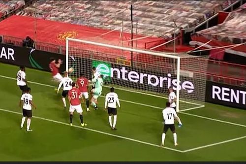 Video thủ quân Man Utd bỏ lỡ pha ghi bàn… khó tin