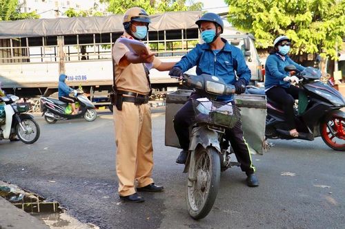 CSGT ra quân phạt người chạy xe không đảm bảo tiêu chuẩn an toàn