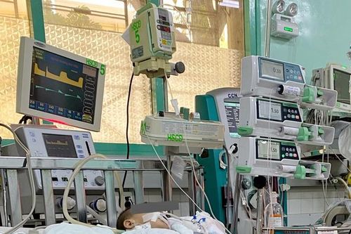 TP. HCM: Cháu bé 1 tuổi nguy kịch do uống nhầm dầu lửa