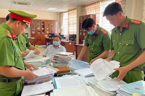 Bắt 3 cán bộ để doanh nghiệp trốn thuế