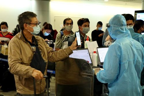 Nhiều nước nới lỏng, Việt Nam vẫn chờ
