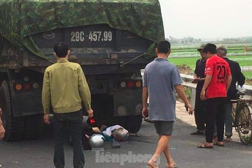Xe máy va chạm với ô tô tải khiến nữ sinh lớp 8 tử vong, giáo viên nguy kịch
