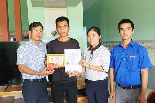Thanh niên cứu sống 3 học sinh bị đuối nước nhận huy hiệu Tuổi trẻ dũng cảm
