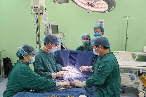 Ghép thận thành công cho bệnh nhi đột biến gene