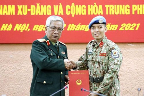 Trao quyết định của Chủ tịch nước cho sỹ quan Việt Nam thực hiện nhiệm vụ tại Trụ sở LHQ