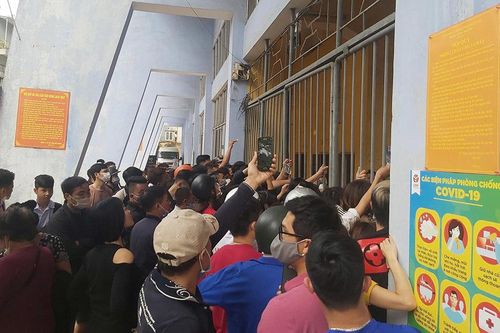 CĐV Hải Phòng chen lấn săn vé đấu Hà Nội FC