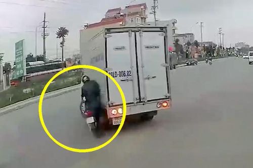 Thót tim cảnh nam thanh niên lái xe máy tông thẳng hông xe tải