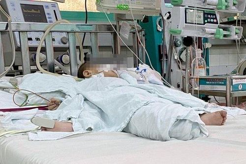 Uống nhầm dầu thắp đèn, bé trai 13 tháng tuổi nguy kịch