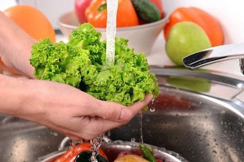 Ngâm rau sống bằng nước muối vẫn chưa sạch, thêm thứ này mới đảm bảo loại hết vi khuẩn