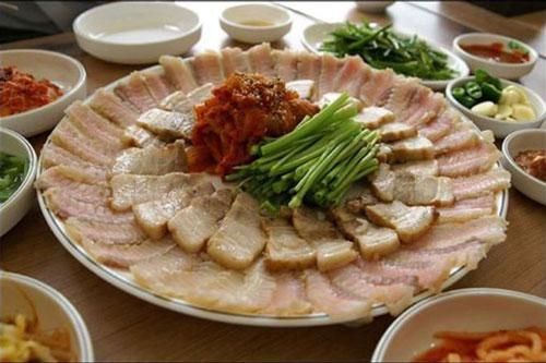 Thêm một bước nhỏ, món thịt luộc mềm tan trong miệng, trắng tinh thơm nức