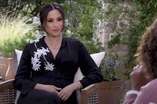 Mặc váy đen, đeo vòng tay của mẹ chồng trong buổi phỏng vấn chấn động, Meghan muốn truyền tải điều gì?