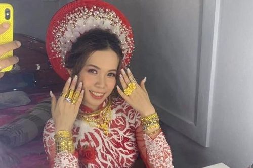 Cô dâu Cà Mau đeo vàng 'trĩu cổ' nhưng gia thế 'xuất sắc' mới là điều gây chú ý