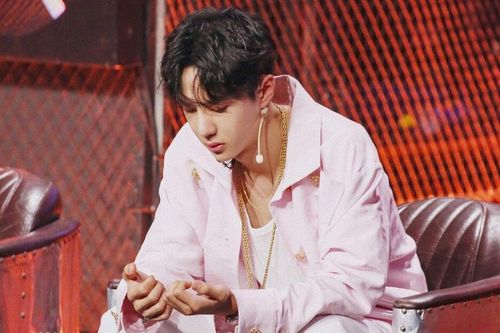 Vương Nhất Bác đội tóc giả đi làm, fan phát hiện idol bị chấn thương