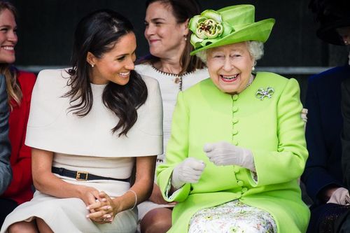 Khoảnh khắc xúc động: Nữ hoàng đắp chăn cho Meghan khiến cháu dâu nhớ mãi