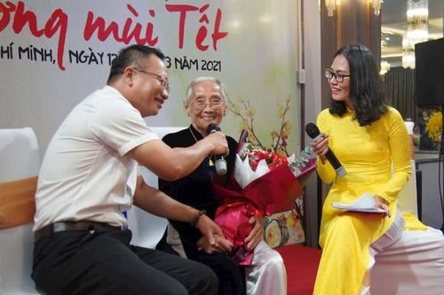 Cụ bà 90 tuổi xuất sắc đoạt 'cú đúp' giải thưởng cuộc thi viết Nhớ thương mùi Tết