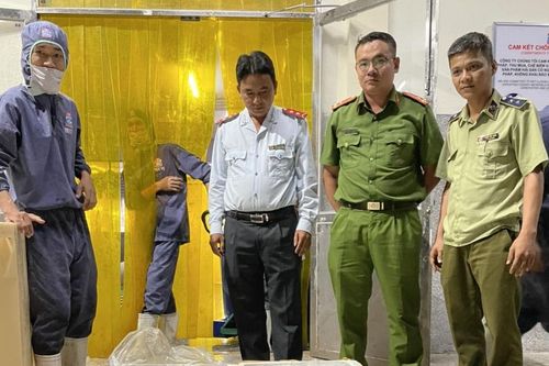 Kiên Giang: Phát hiện cơ sở kinh doanh 100kg tôm chứa tạp chất