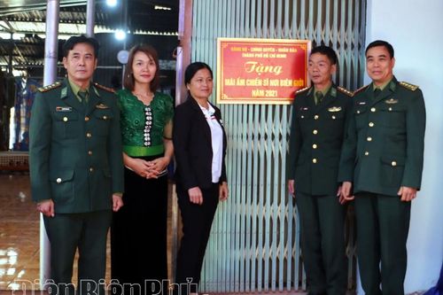 Bàn giao 3 ngôi nhà cho chiến sĩ nghèo và người nghèo khu vực biên giới