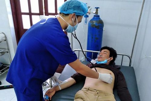 Quân y đảo Song Tử Tây cấp cứu ngư dân bị giảm áp do lặn biển