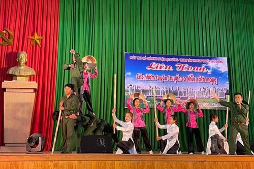 Liên hoan nhóm tuyên truyền ca khúc cách mạng huyện Lạc Dương năm 2021