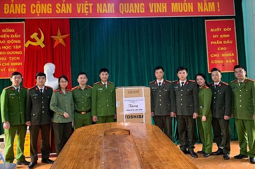 Trao tặng tủ lạnh, máy lọc nước cho 4 đơn vị công an xã