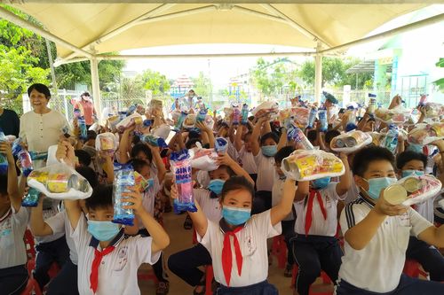 Tặng hệ thống lọc nước, thăm mái ấm Kim Chi và tặng quà cho học sinh