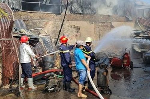 Cháy kho nhớt lan sang 21 phòng trọ