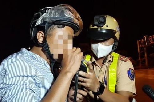 Gọi điện cầu cứu bất thành, 'ma men' lãnh biên bản phạt 7 triệu đồng