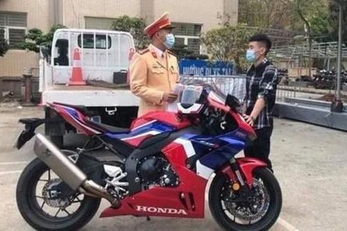 Thanh niên chạy mô tô gần 300km/h bị phạt 10,5 triệu đồng