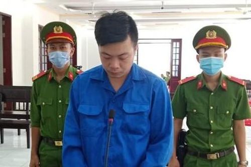 Nhân viên cửa hàng chiếm đoạt 900 triệu đồng của khách