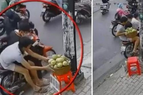 Clip 3 thanh niên bê trộm rổ xoài trên vỉa hè