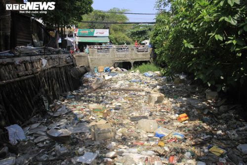 Rác thải phủ kín mặt nước, kênh Hy Vọng khiến người Sài Gòn khiếp sợ