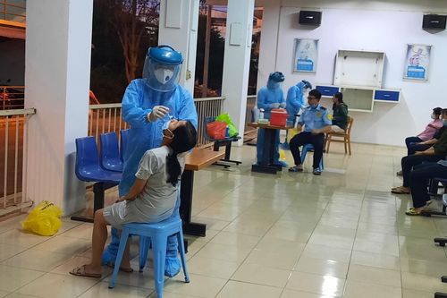 TP.HCM bắt đầu xét nghiệm COVID-19 nhân viên sân bay Tân Sơn Nhất hàng tuần