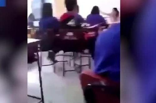 Cô giáo bị đình chỉ vì quăng sách của học sinh