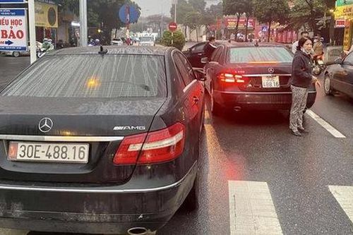 Diễn biến mới gây bất ngờ vụ 2 ô tô Mercedes trùng biển số ở Hà Nội