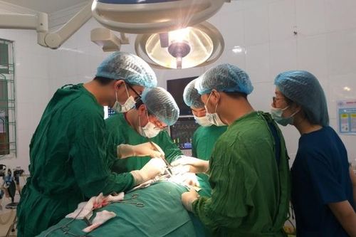 Phẫu thuật thành công bướu tuyến giáp 'khổng lồ'