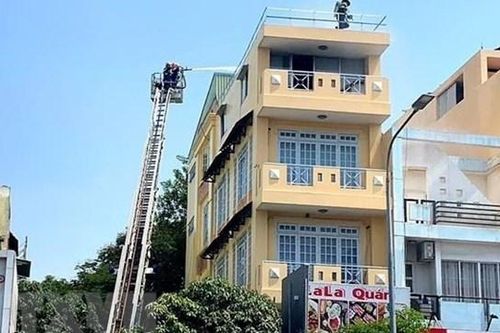 Cảnh sát PCCC cứu 2 người mắc kẹt trong đám cháy
