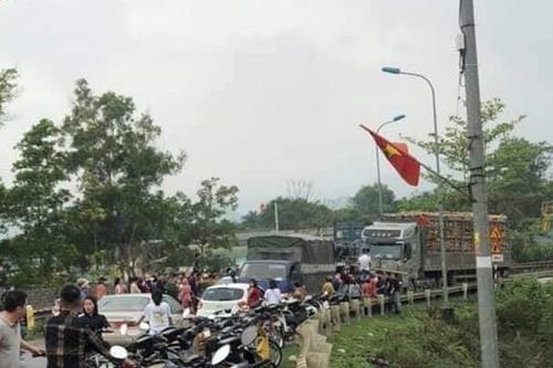 Clip: Pha va chạm kinh hoàng giữa xe tải và xe ô tô đầu kéo trên cầu Dinh