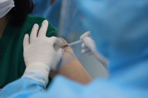 Một người có biểu hiện phản vệ sau 30 phút tiêm vaccine Covid-19