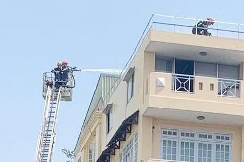 Cứu 2 người mắc kẹt trong căn nhà 3 tầng bốc cháy ở TP.HCM