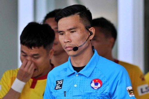 HLV Phạm Minh Đức chỉ trích trọng tài