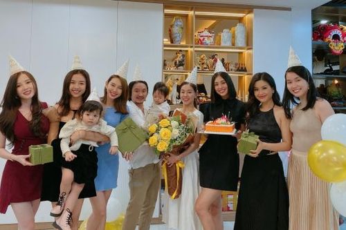 Dàn hậu xinh đẹp tổ chức sinh nhật bất ngờ cho đạo diễn Hoàng Nhật Nam