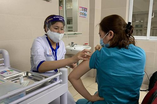 Thêm 3.663 người tiêm vaccine, một người phản ứng độ 2 đã xử lý kịp thời