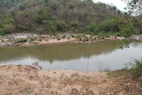 Hai học sinh đuối nước khi vớt rêu đá dưới sông Mã