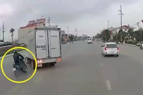 Xe tải đột ngột rẽ ngang, nam thanh niên phóng nhanh may mắn thoát nạn