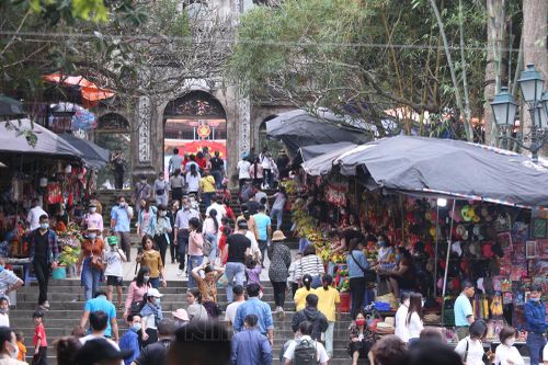Chùa Hương đón trên 2 vạn du khách ngày đầu mở cửa